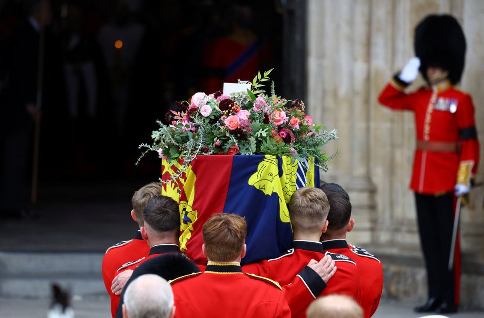 The coffin of Britain's Queen Elizabeth is carried into the Westminster Abbey on the day of her state funeral and burial, in London, Britain, September 19, 2022. REUTERS/Hannah McKay/Pool