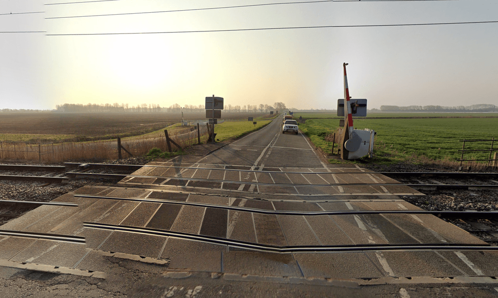 the Dimmocks Cote level crossing on the A1123 Newmarket Road in Stretham