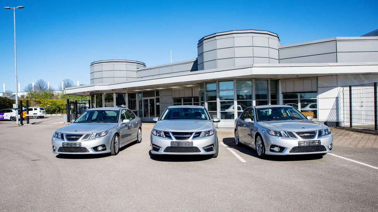 The final Saab and Nevs electric cars have been sold at a final auction at the Trollhättan factory