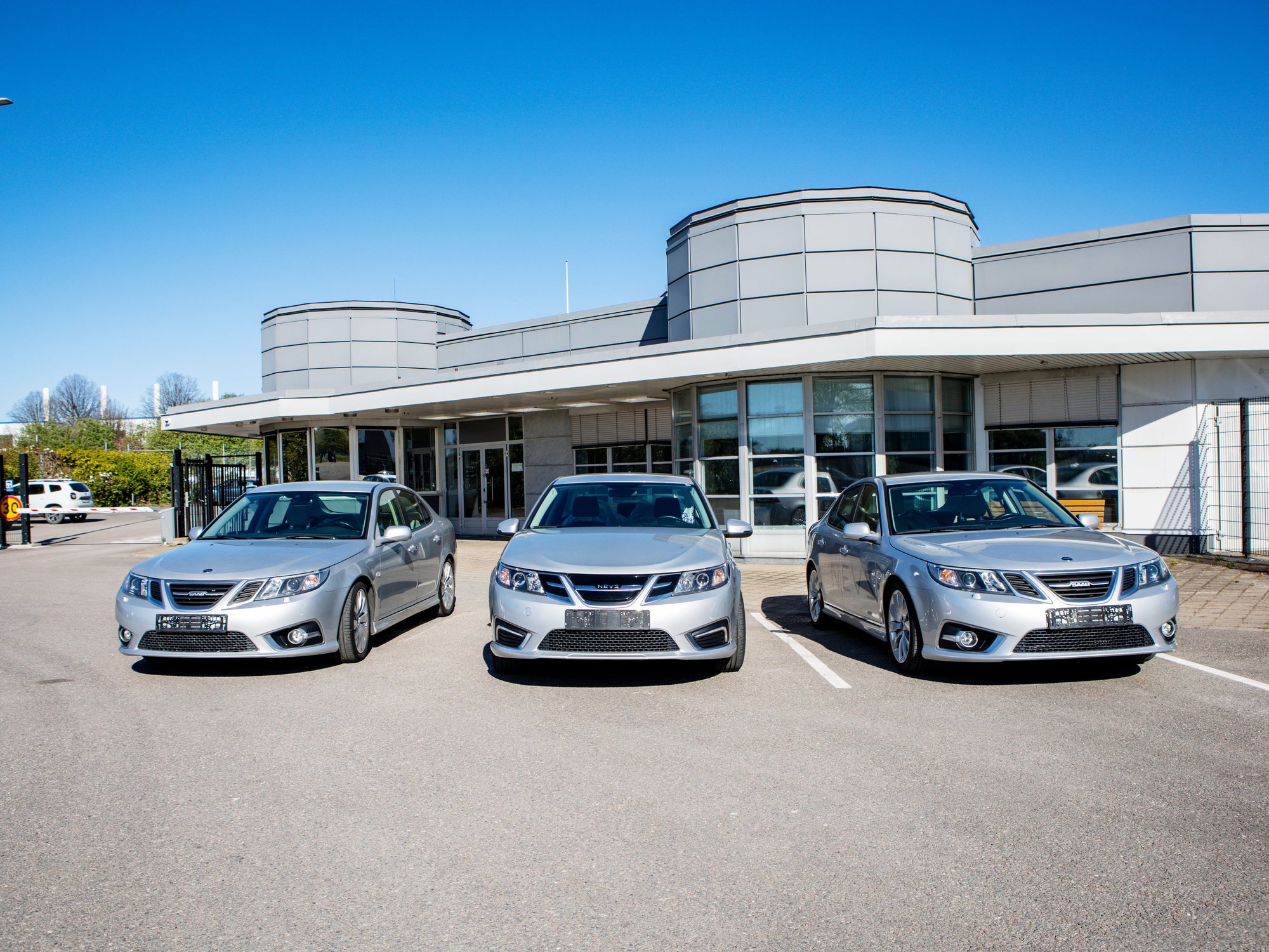 The final Saab and Nevs electric cars have been sold at a final auction at the Trollhättan factory