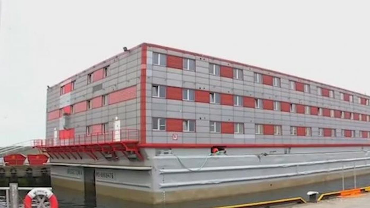 Migrant crisis: Ministers confirm signing of deal to house 500 asylum seekers on barge in Dorset