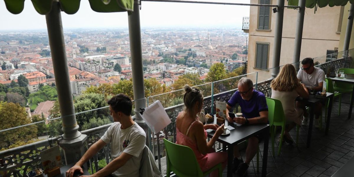 NextImg:Tourists forced to fork out extra cash at restaurant for 'background music'