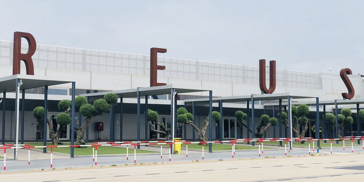 NextImg:Ryanair passenger dies at Spanish airport while waiting to board plane home