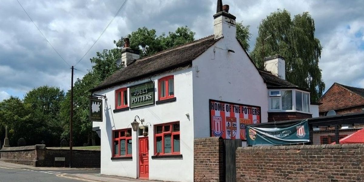NextImg:Thousands sign petition to stop council repainting patriotic 'poppy red' pub after just ONE neighbour complains