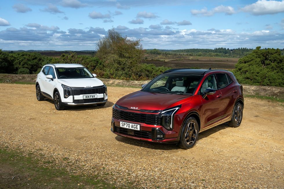 The Kia Sportage HEV 'Pure' FWD (Fusion White) and Kia Sportage 'GT-Line S' FWD (Magma Red)