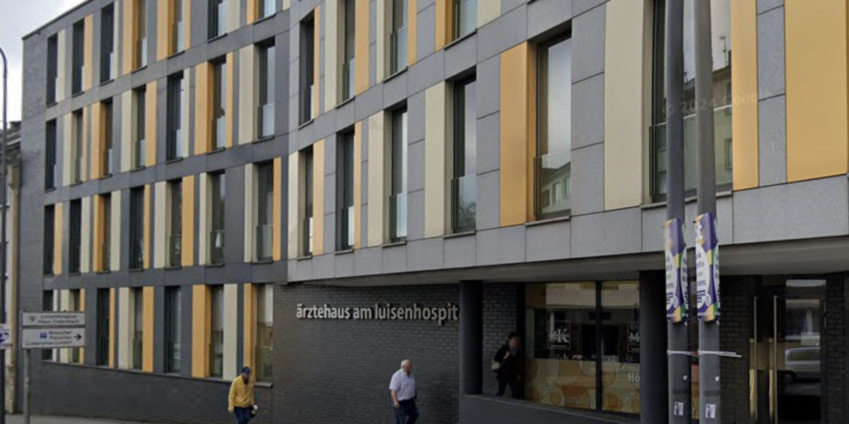 NextImg:German hospital 'under siege' by police carrying machine guns as 'armed' man takes hostages and woman 'fires pyrotechnics'