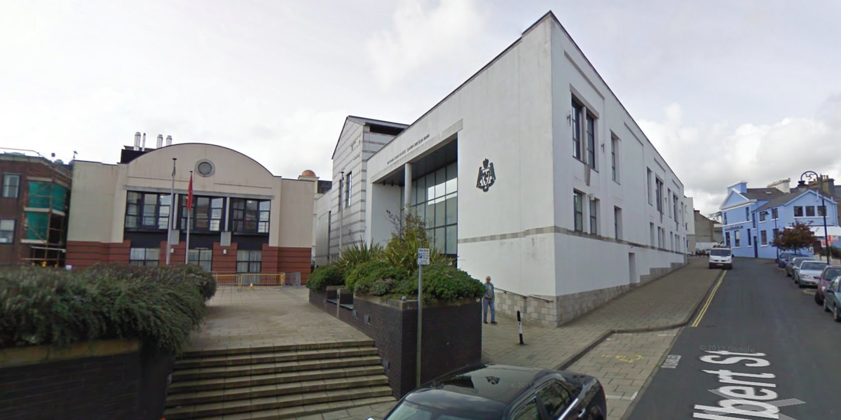NextImg:Man attacks neighbour with vacuum cleaner over parking row