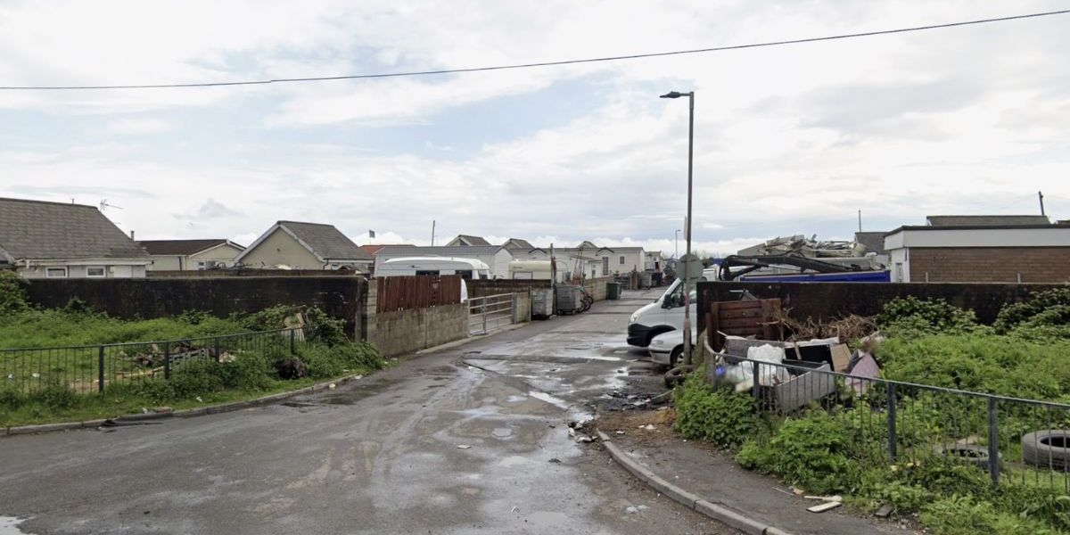 Huge ‘steel wall’ erected to protect traveller site from flooding in major UK city Huge ‘steel wall’ erected to protect traveller site from flooding in major UK city