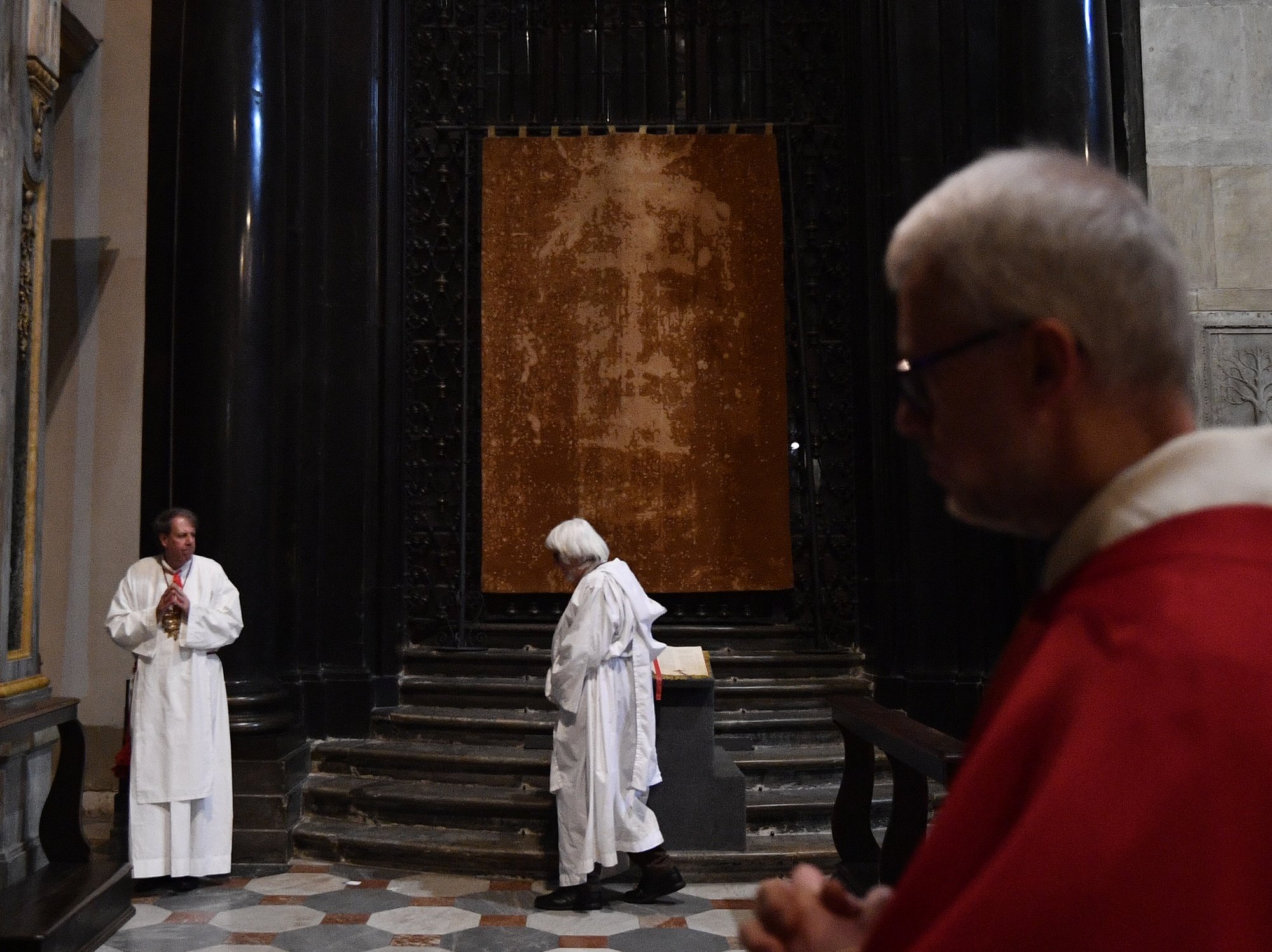 Researchers left baffled after 'evidence of melons' found on mysterious Turin Shroud