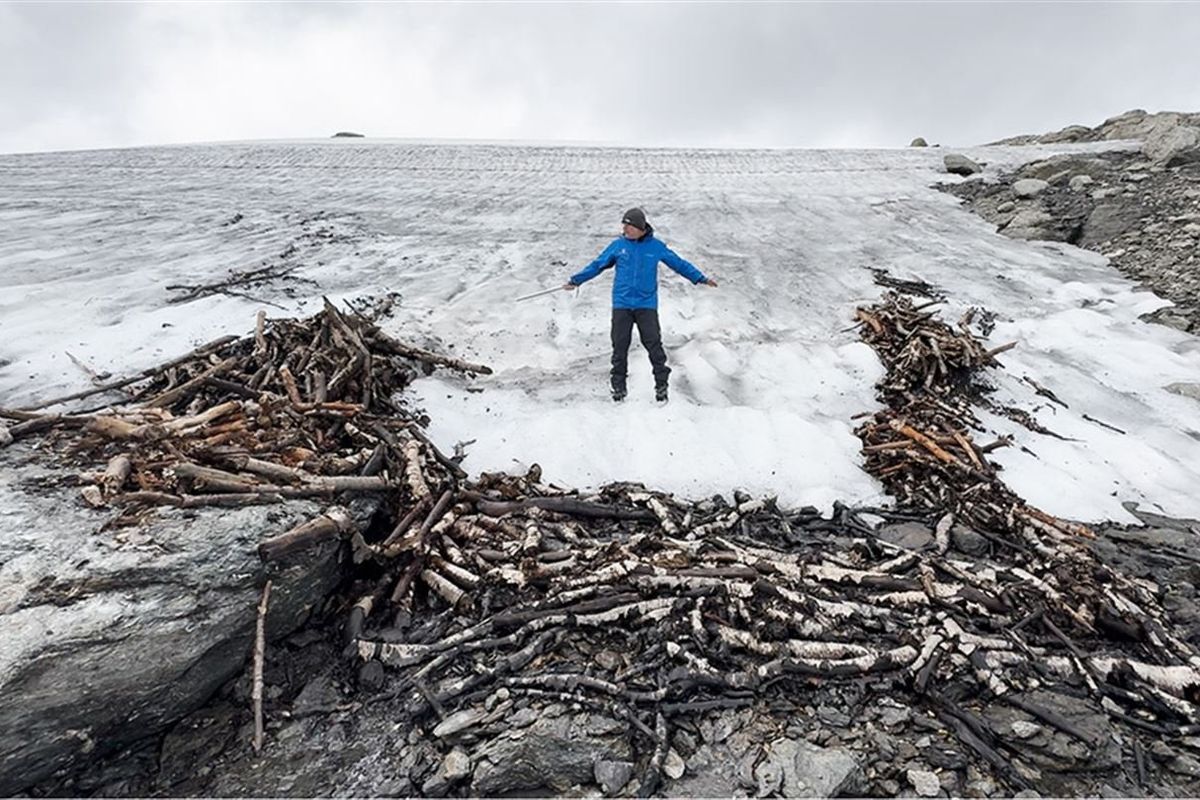 The site emerging from the ice