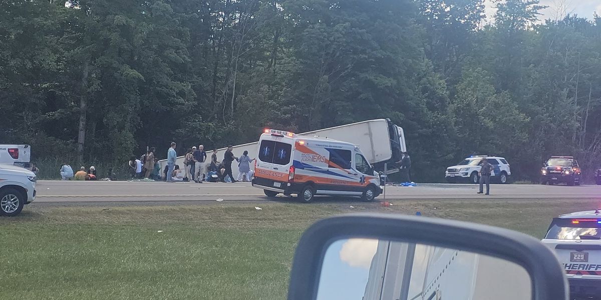 NextImg:Multiple people dead after Niagara Falls tour bus 'overturns' and crashes into ditch