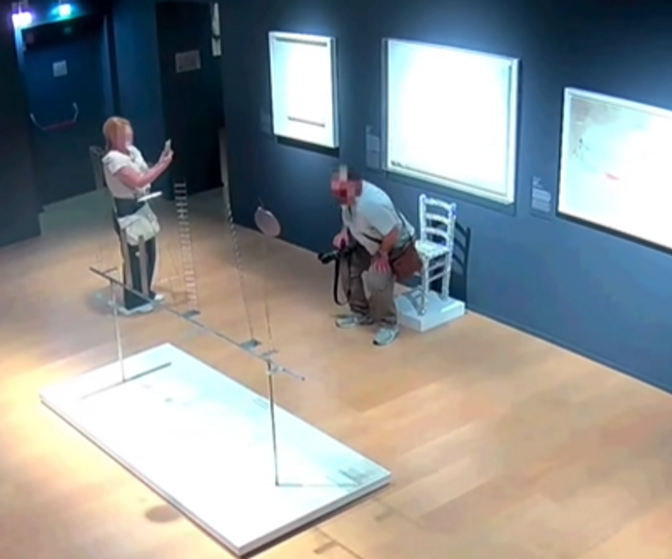 The tourist initially posed for a photo on the chair\u200b