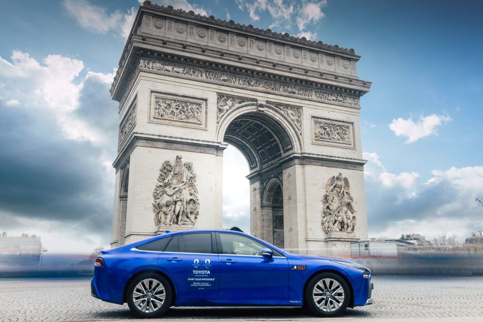 The Toyota Mirai and the Arc de Triomphe