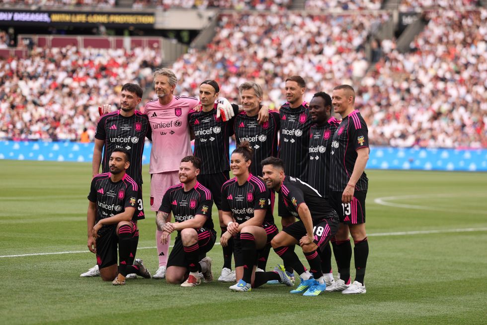 The World XI saw a mixture of former pros and celebrities including Edwin van der Sar, Nemanja Matic and Dimitar Berbatov alongside Nabhaan Rizwan, Behzinga and Dermot Kennedy\u200b