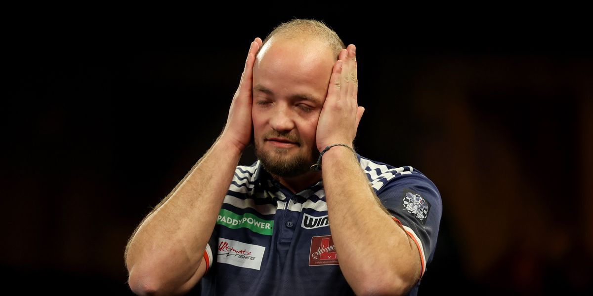 World Championship star chucks dart to the floor in fury and makes ...