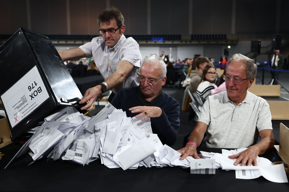 Milhares de votos são contados no distrito eleitoral da Grande Manchester