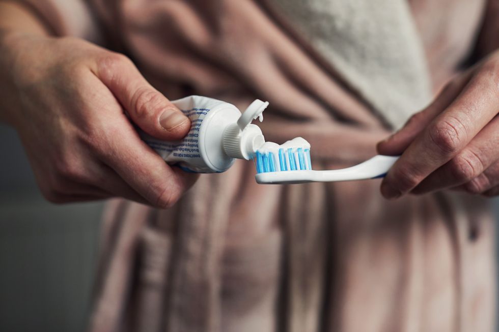 TOOTHPASTE APPLICATION