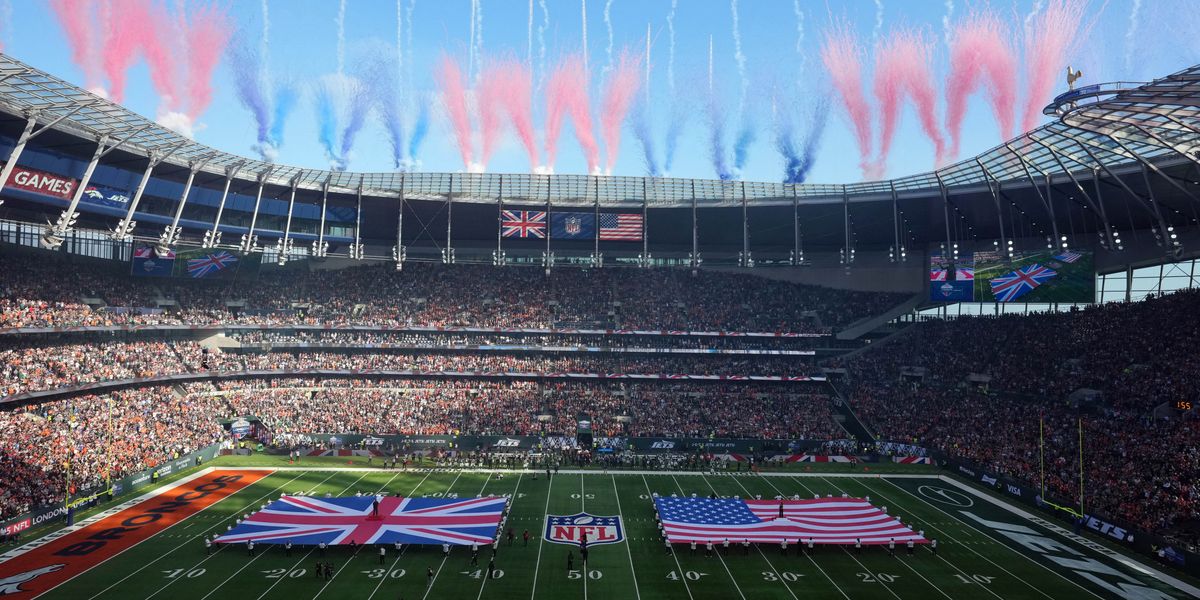 NFL team met with chorus of boss before London match in unusual scenes NFL team met with chorus of boss before London match in unusual scenes