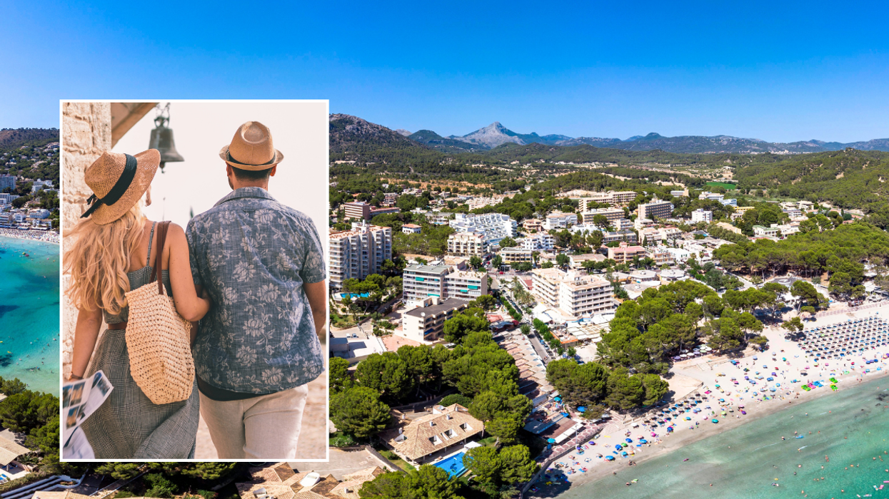 Tourists / Spain buildings