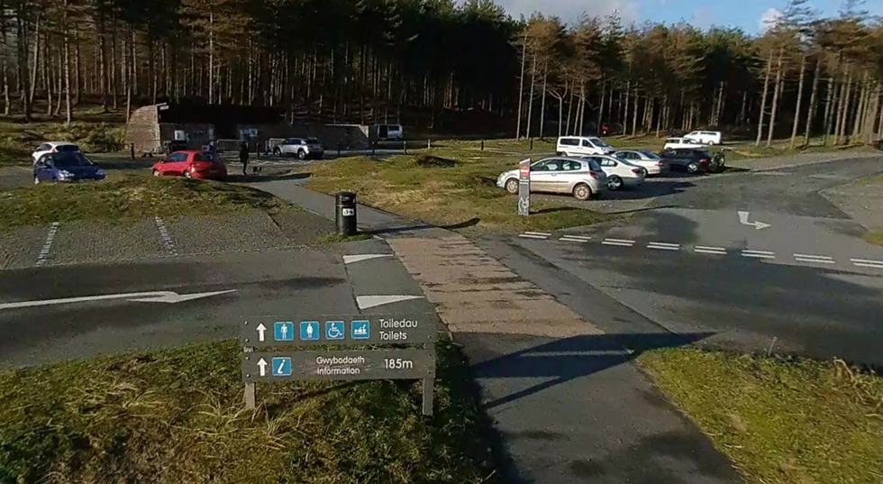 Traeth Llanddwyn Parking