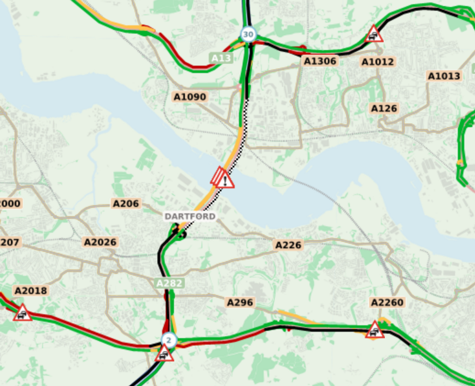 Traffic maps show long delays and stationary traffic along the M25 approaching the QEII Bridge