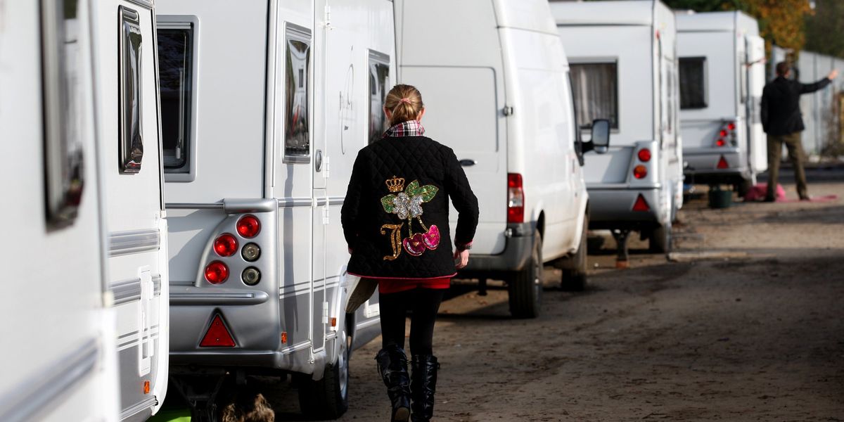 Traveller chaos as caravans descend on popular country park just as Easter holidays begin Traveller chaos as caravans descend on popular country park just as Easter holidays begin