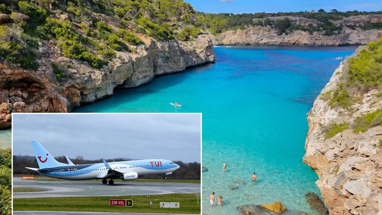 TUI plane / Majorca beach