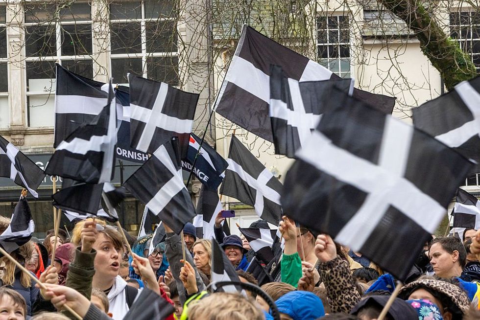 \u200b\u200b: Um mar de bandeiras de St Piran (Bandeiras da Cornualha) foi visto em frente à Catedral de Truro