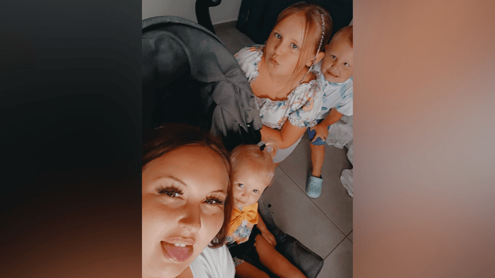 \u200b\u200bBryonie Gawith e seus três filhos, Denisty Birtle, de nove anos, Oscar Birtle, de cinco anos, e Aubree Birtle, de 22 anos.