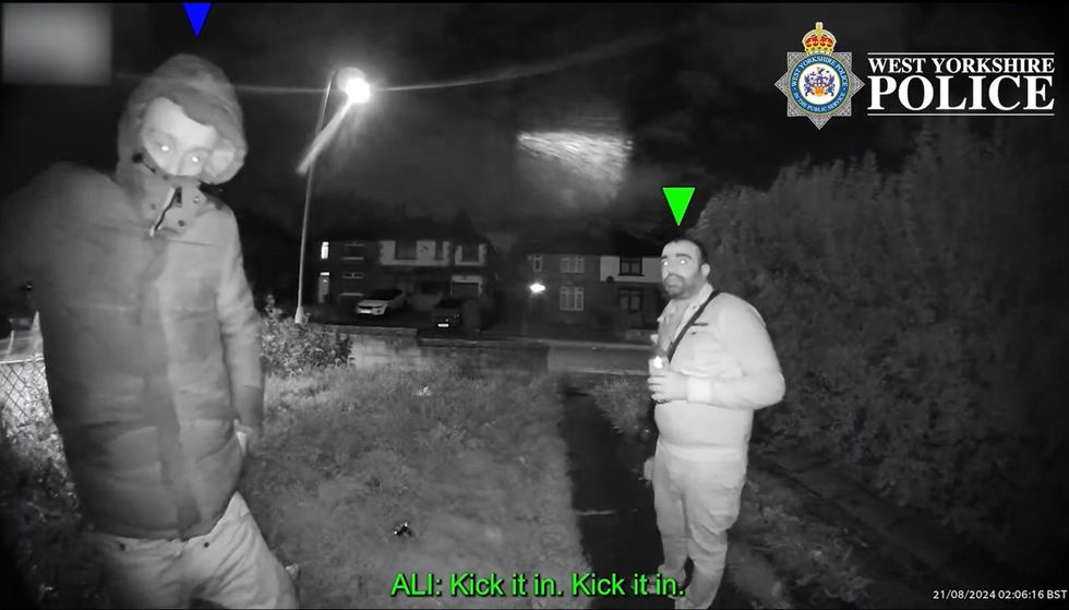 Callum Sunderland (à esquerda) e Sharaz Ali na casa antes do incêndio