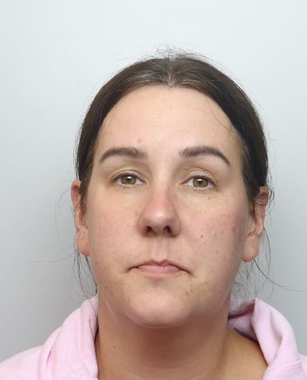 \ U200b Lucy Connolly byla odsouzena na 31 měsíců vězení u Birmingham Crown Court za podněcování rasové nenávisti proti žadatelům o azyl na Twitteru v den útoků Southportu