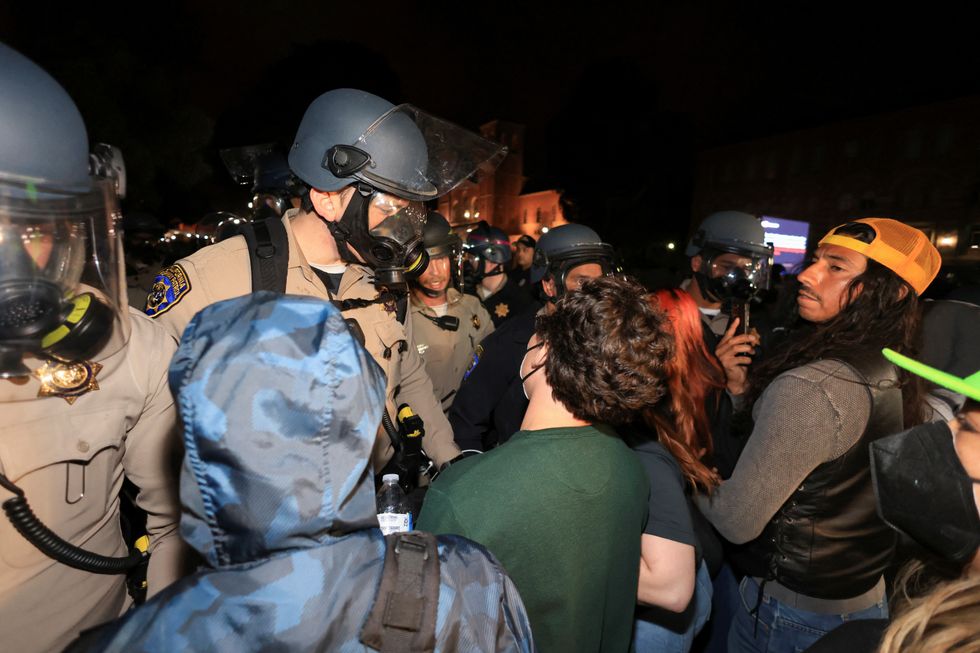 \u200b\u200bClashes between protesters and police at UCLA