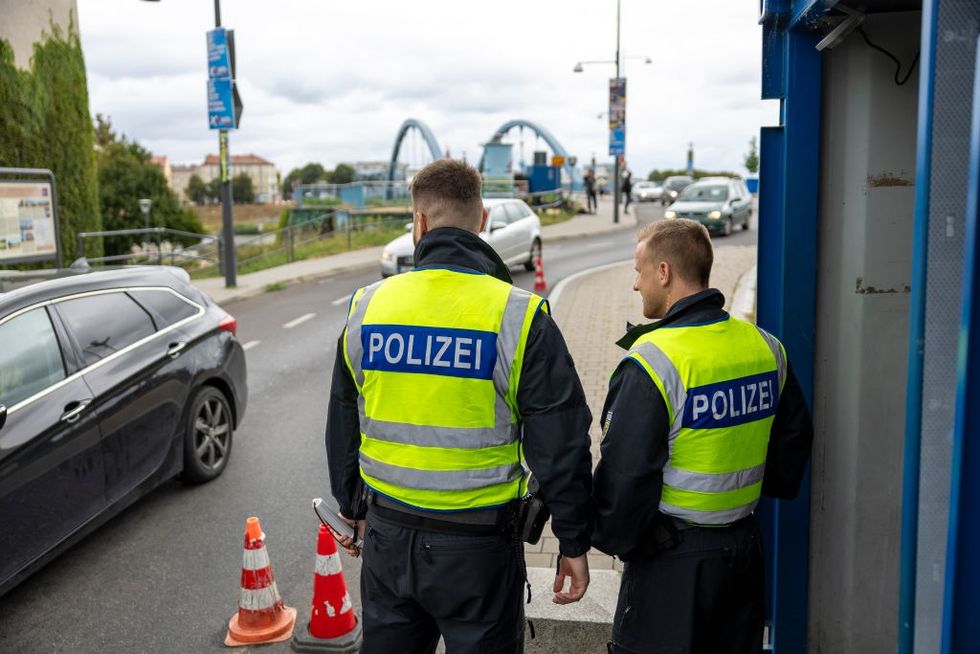 \u200b0: German federal police watch over cars arriving at the German-Polish border
