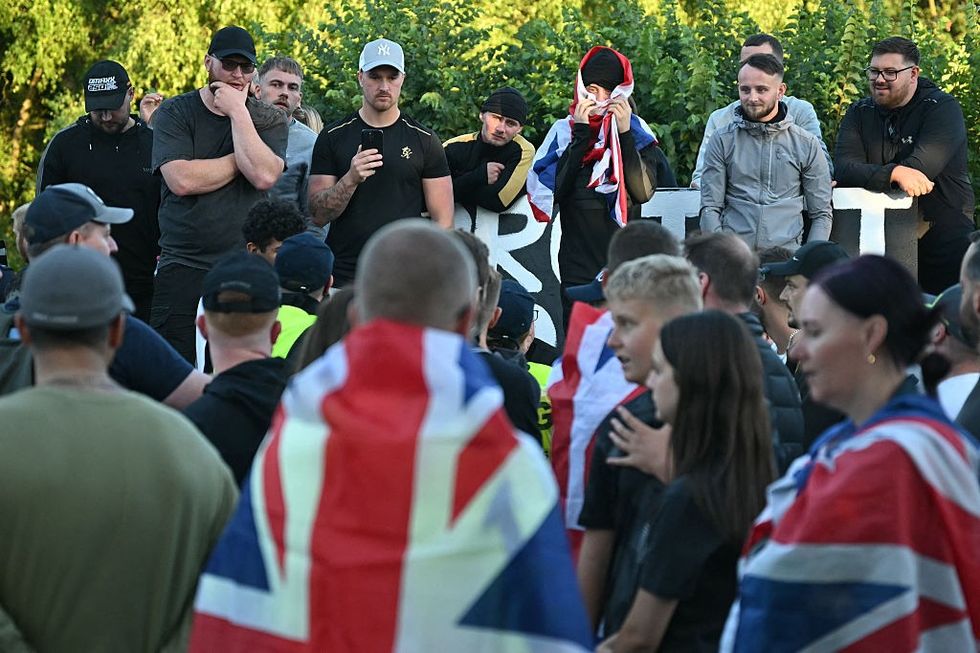 \ U200ba protestující pokrývá jejich obličej během demonstrace mimo Bell Hote