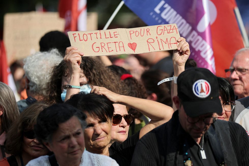 \ U200BA žena drží čtení štítek "Flotilla pro Gazu, Greta, Rima" Během demonstrace na protest po Izraeli