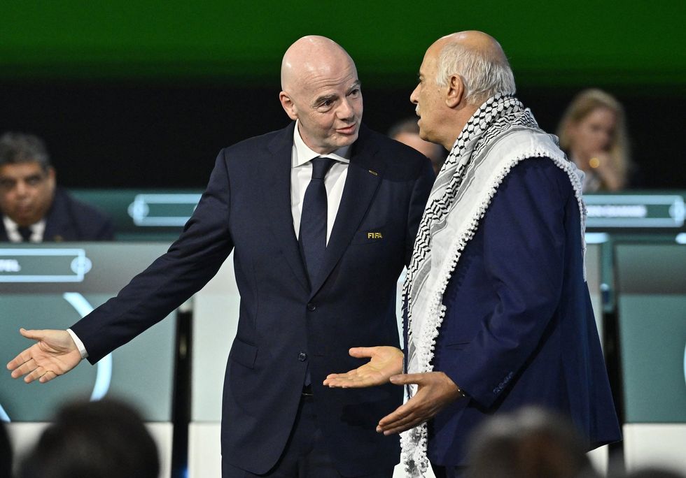 Enquanto os delegados observavam, Rajoub continuou a resistir à sugestão de Infantino de que os dois homens apertassem as mãos, o que levou o presidente da FIFA a dirigir-se a eles diretamente.