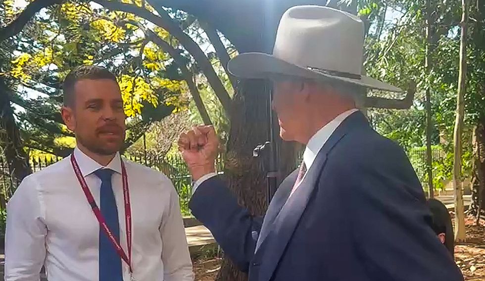 \ U200BBOB KATTER argumentuje s reportérem 9News Josh Bavas během tiskové konference,