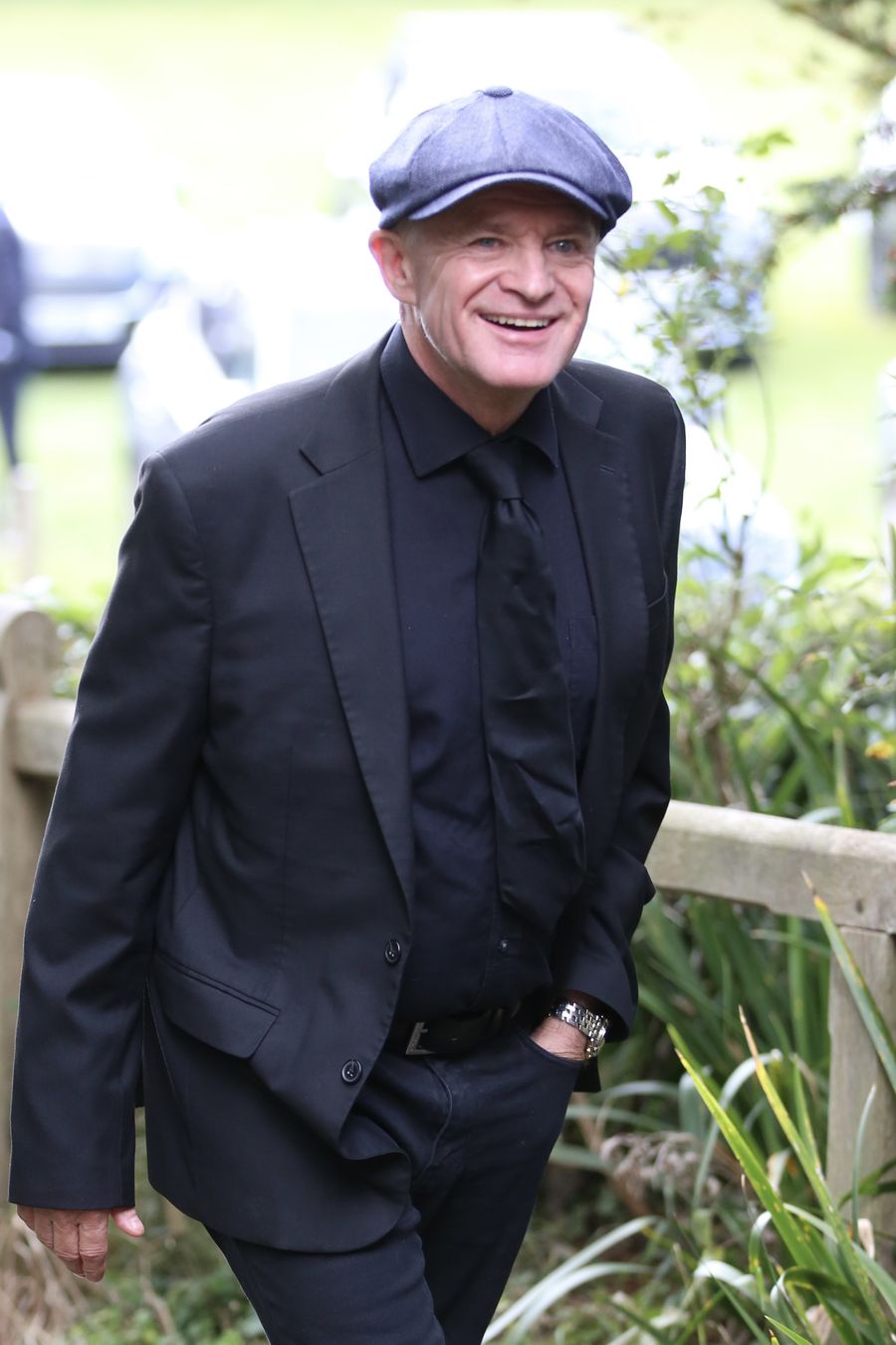 \u200bBobby Davro arriving at the funeral
