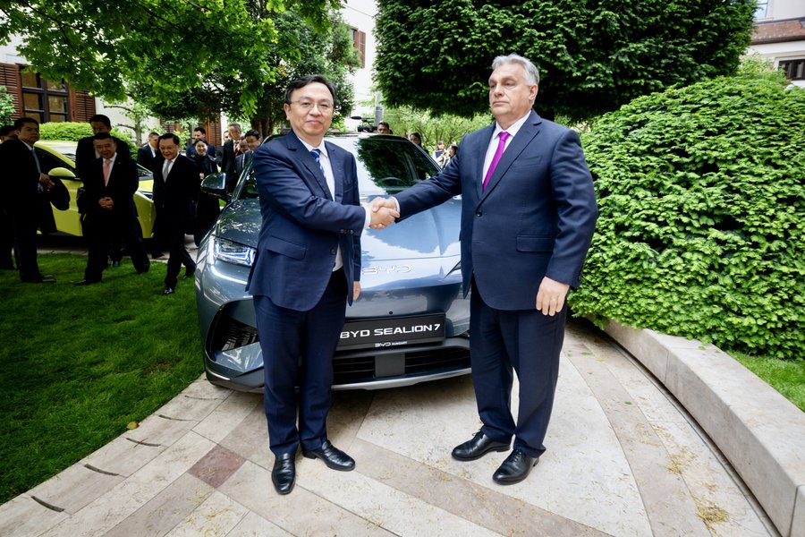Chủ tịch BYD Wang Chuanfu cùng Thủ tướng Hungary Viktor Orbón trước chiếc BYD Sealion 7