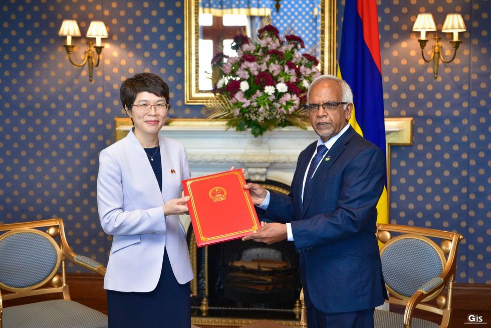 \u200bChinese ambassador Huang Shifang and Mauritian President