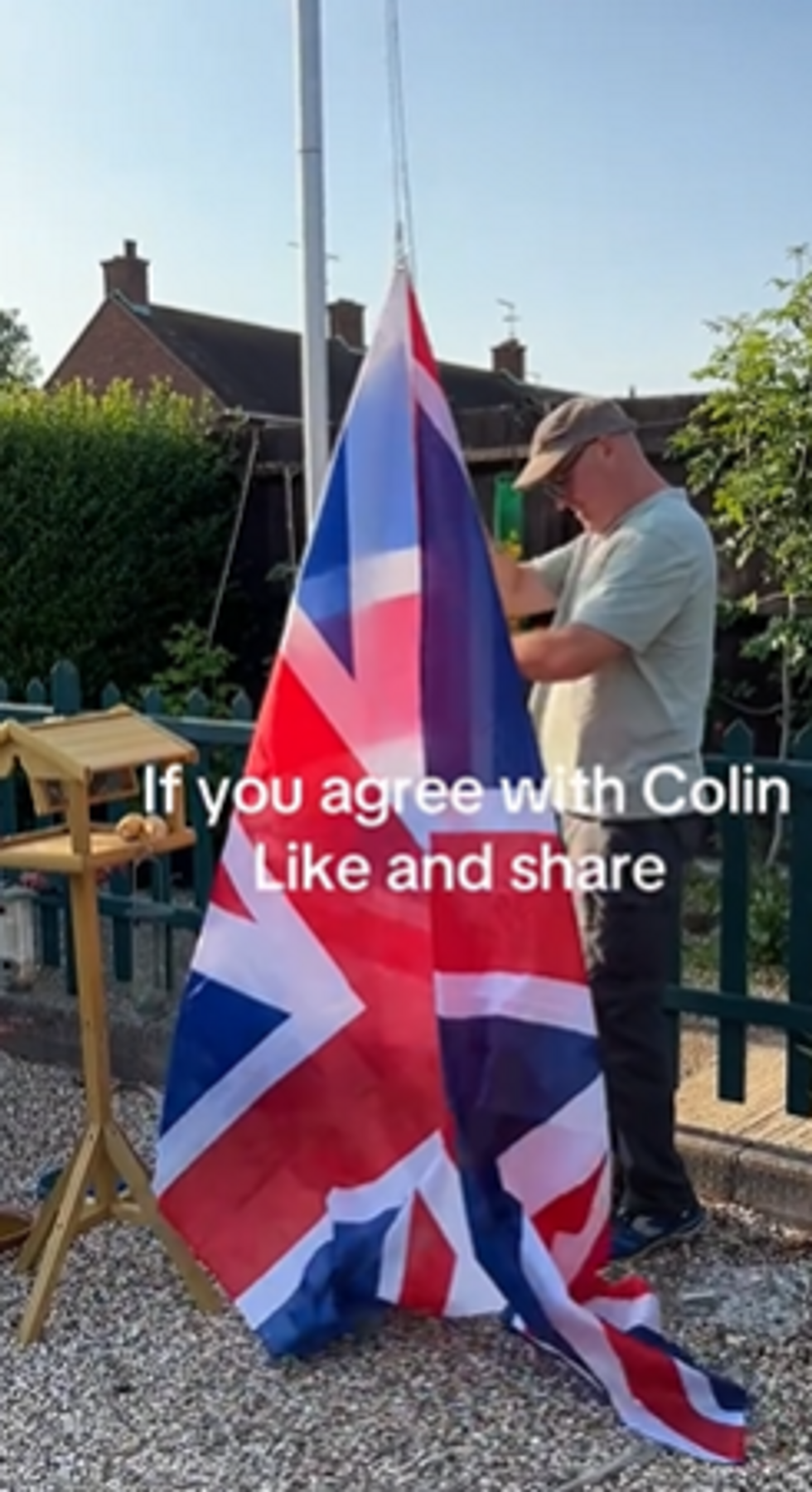 \u200bColin received lots of praise from people when raising the bigger flag