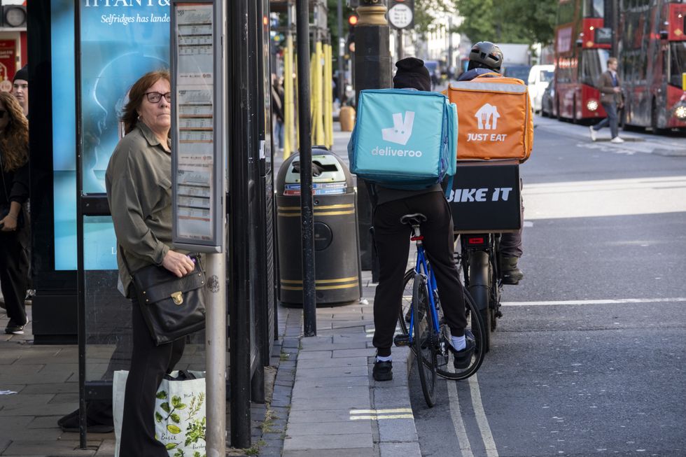 \ U200bdeliveroo a jen jíst jezdce na londýnské autobusové zastávce