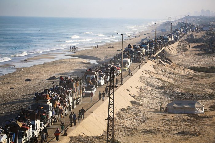 \u200bDisplaced Palestinians move with their belongings southwards on a road in the Nuseirat