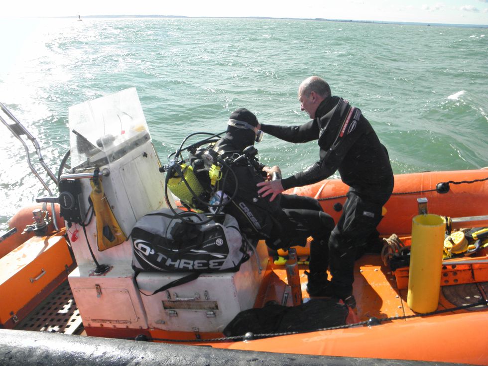 \u200bDivers preparing to dive in the Thames Estuary off Southend Pier.