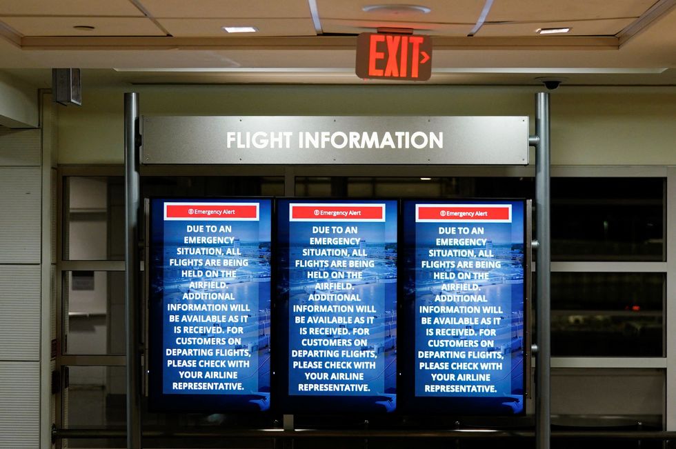 \u200bEmergency alert is displayed on screens at Ronald Reagan National Airport