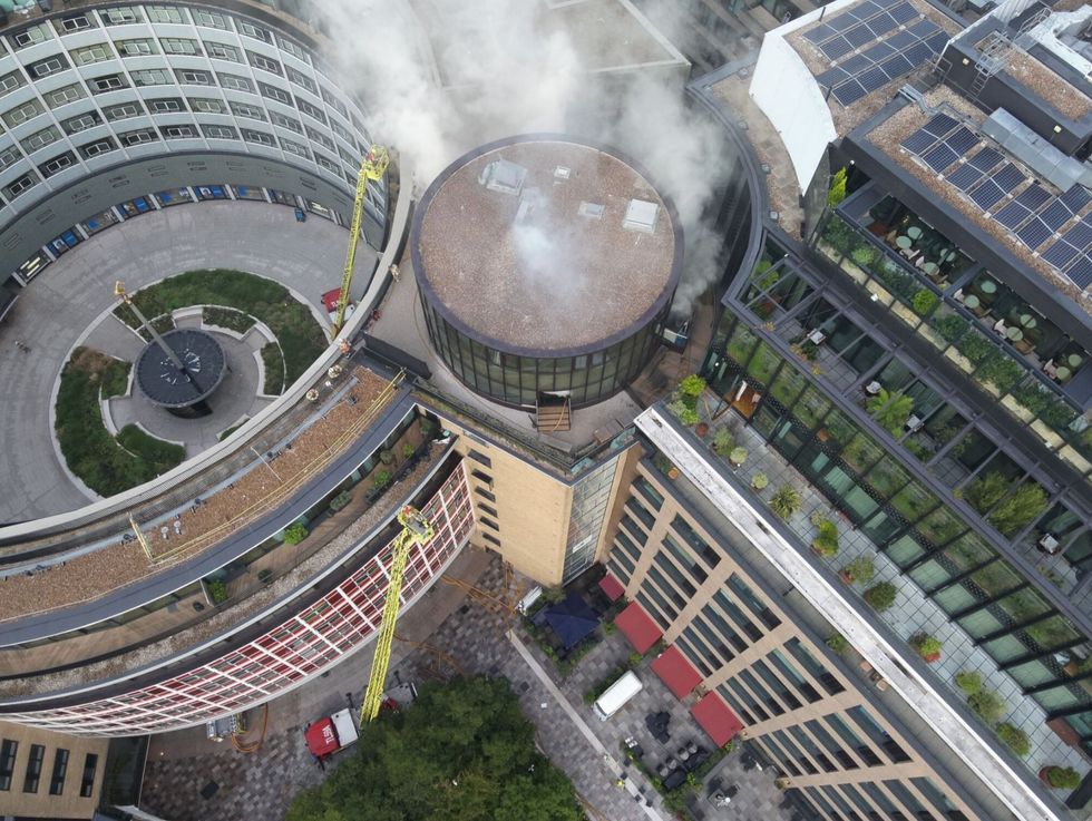 \ U200bfirefighters postavili dva 32 metrů gramofony, aby bojovali proti plamenům
