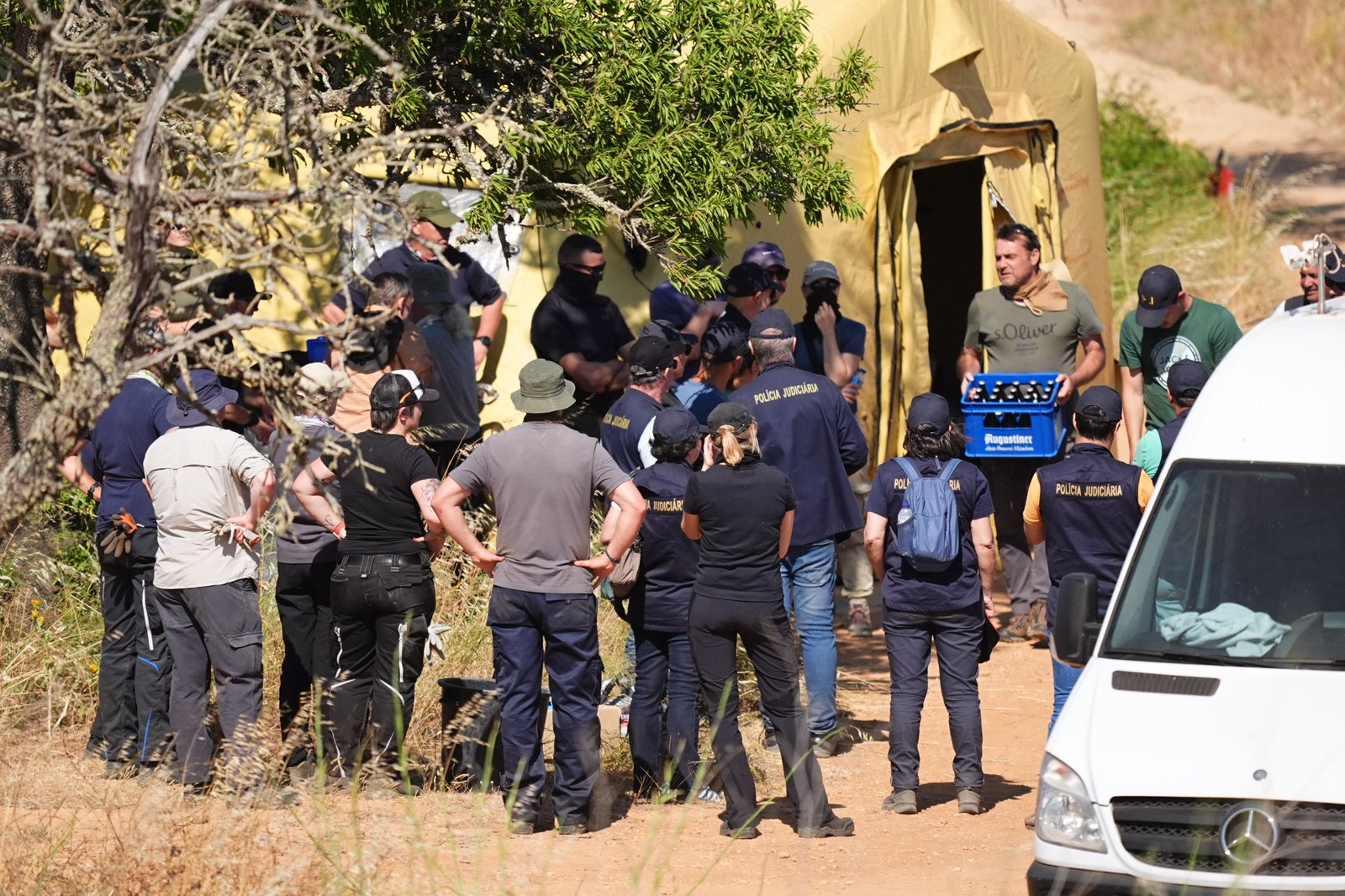 \u200bFollowing the search, police gathered for a huddle where beer was pᴀssed around