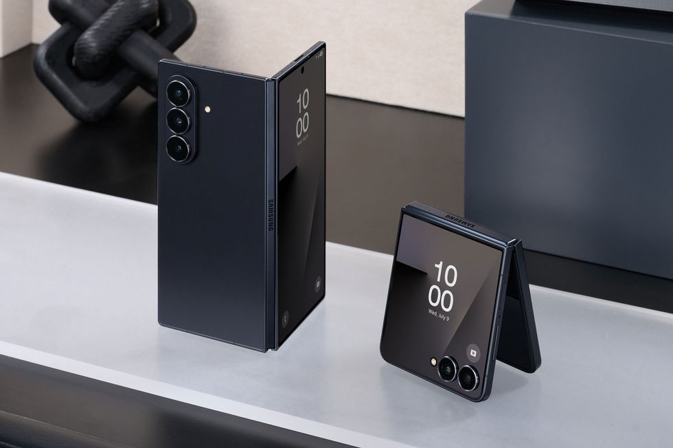 \u200bGalaxy Z Flip 7 and \u200bGalaxy Z Fold 7 in black pictured side by side