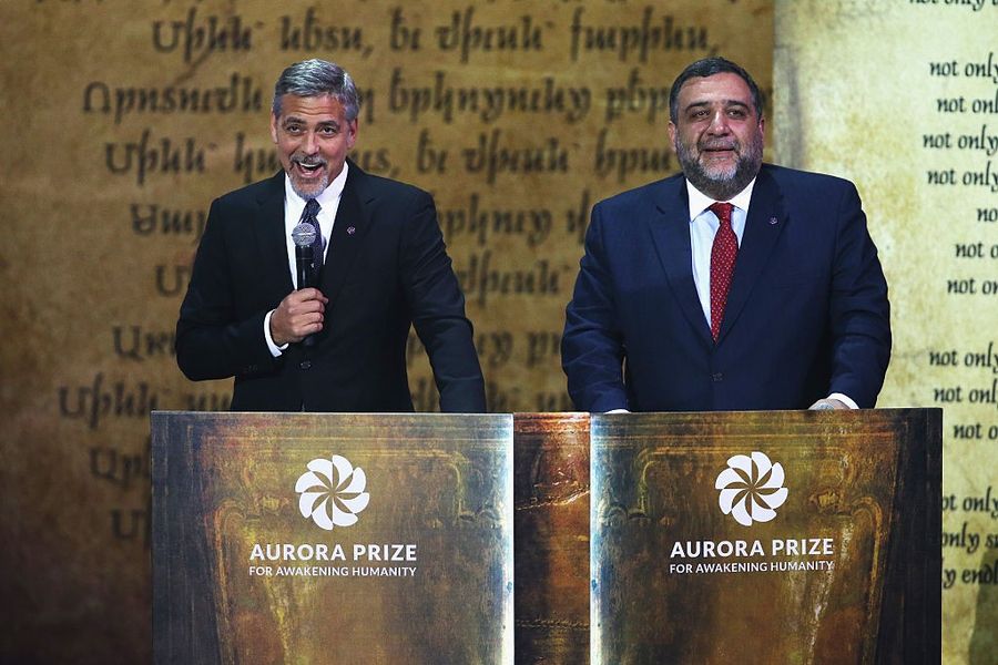 George Clooney, copresidente del comité de selección y cofundador del Premio Aurora, Ruben Vardanyan, fotografiado en 2016