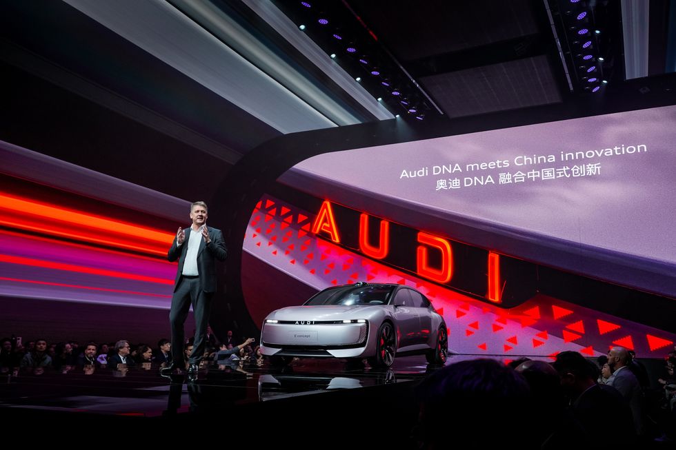 \u200bGernot D\u00f6llner with the AUDI E concept car